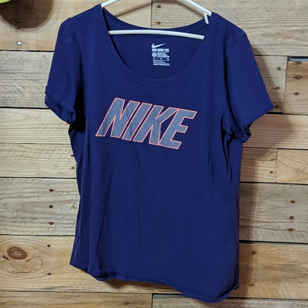 A t-shirt - Picture 1 of 1